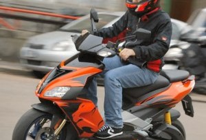 Come assicurare uno scooter guidato da un minorenne risparmiando